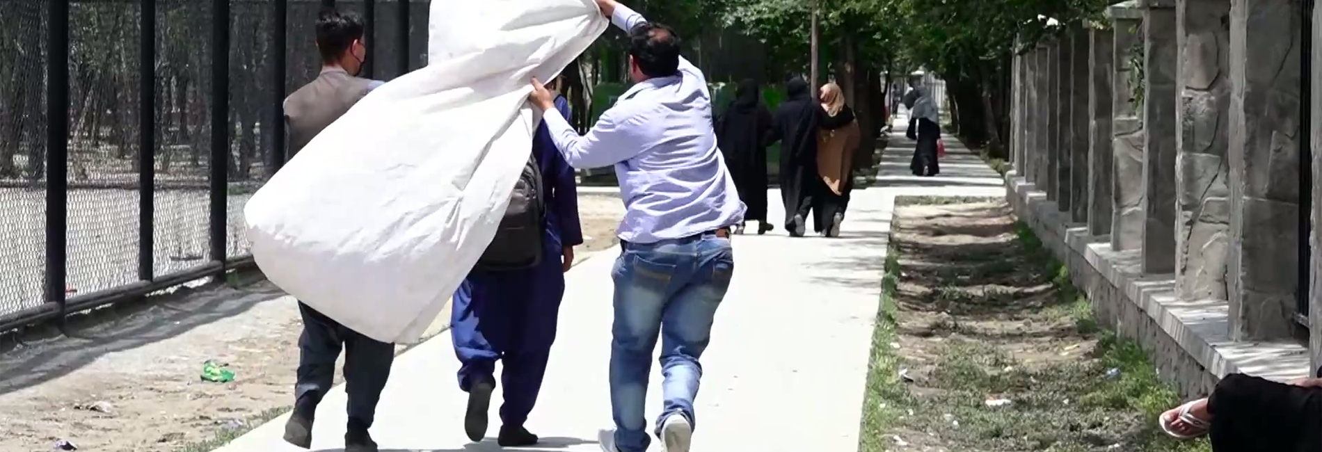 کمره مخفی: انداختن ترپال بالای مردم- آریانا