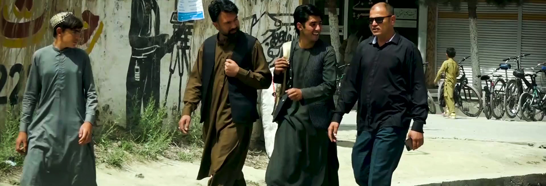 کمره مخفی: تقلید حرکات مردم در شهر- آریانا