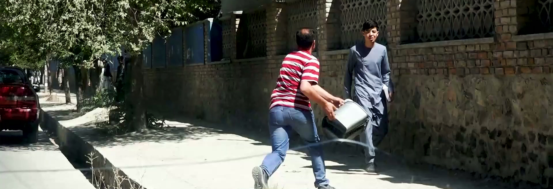 کمره مخفی: تمثیل انداختن کثافت بالای مردم- آریانا